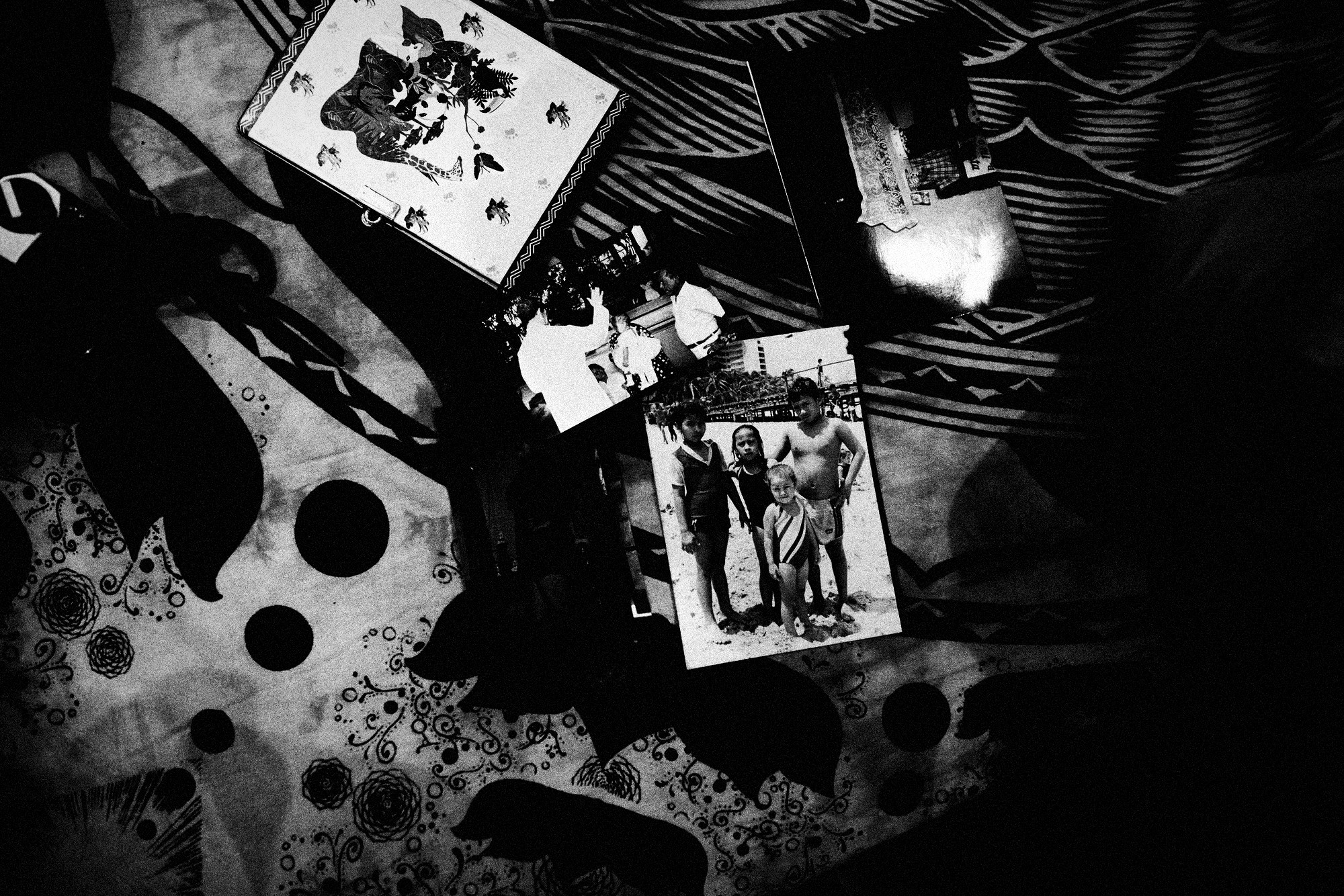 Mesa con fotos y objetos del altar de Zuka