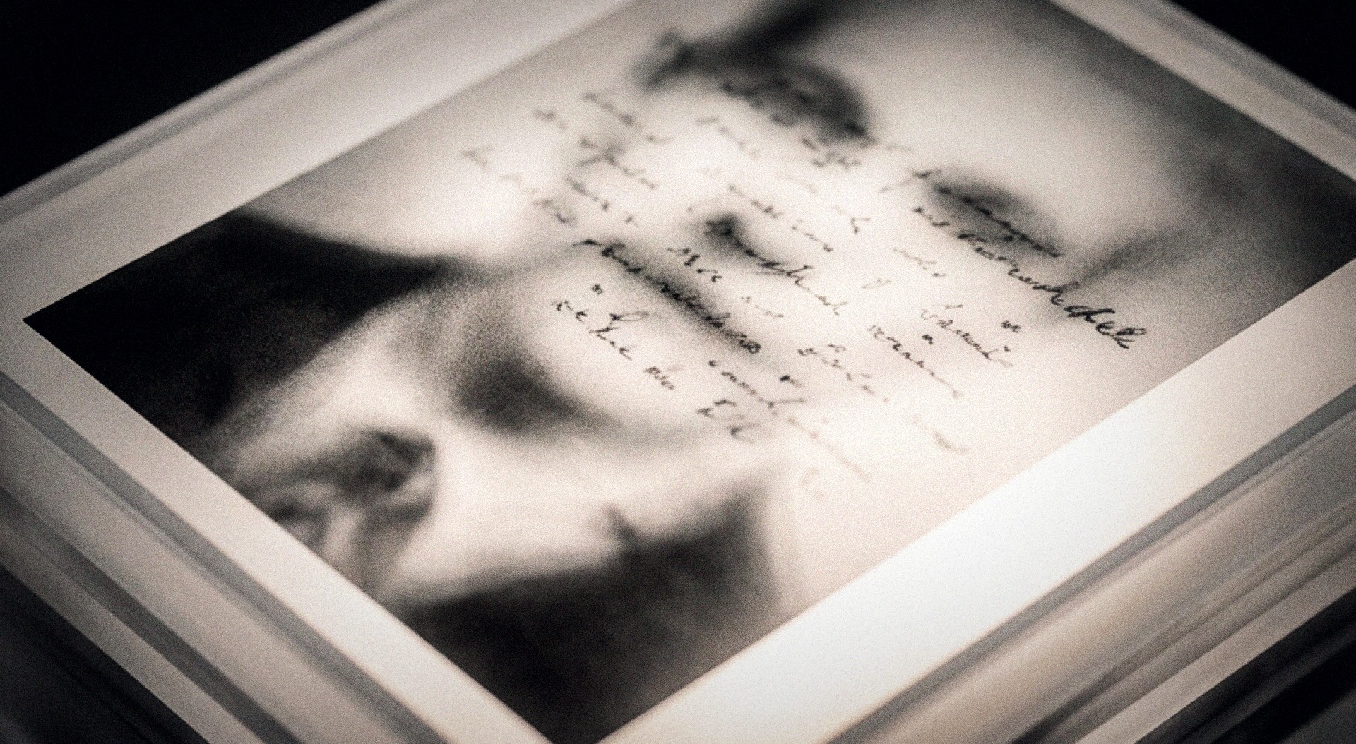Propuesta Palimpsestos — detalle macro de una caja con rostro y carta superpuestos