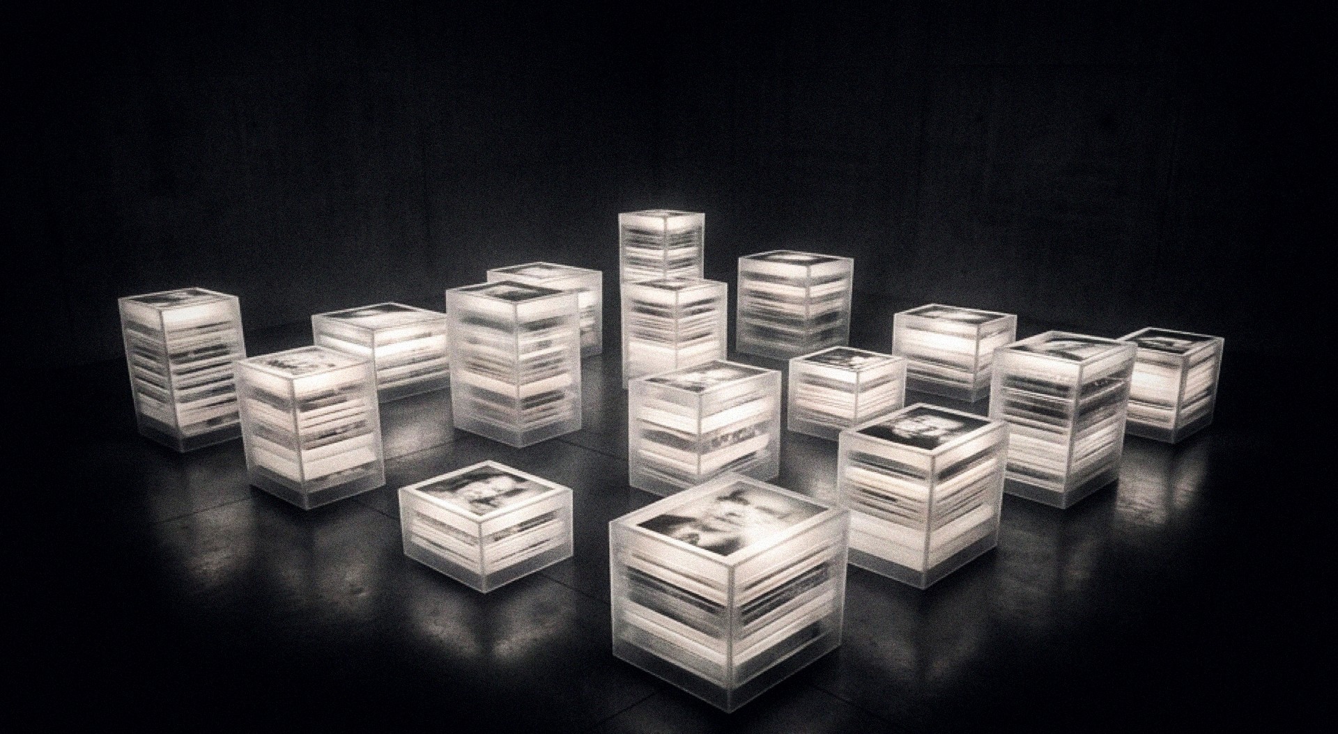 Propuesta Palimpsestos — perspectiva de espectador caminando entre las cajas